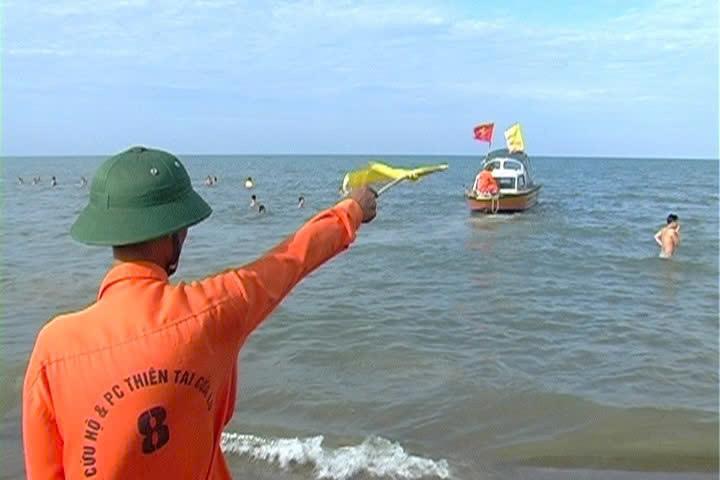 Đôi nam nữ đuối nước tử vong khi tắm biển Cửa Lò vào sáng sớm