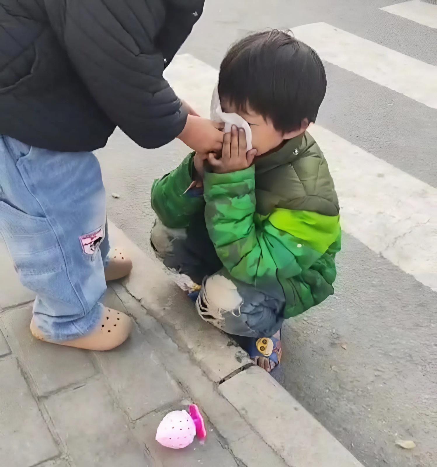 Xót xa hình ảnh bé gái lom khom nhặt đồ ăn bên đường giữa giá rét