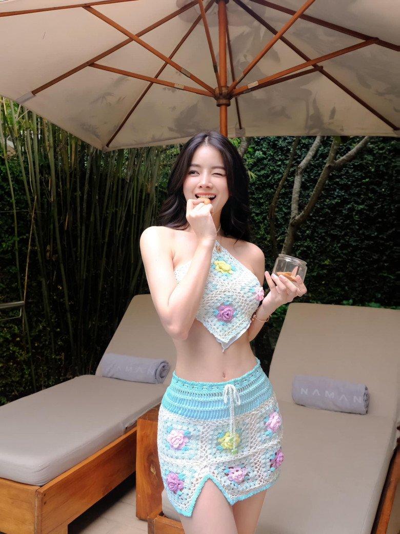 Chân dung mỹ nhân "gây bão" tại Vũng Tàu, một lần vươn tay cả nghìn người "say"