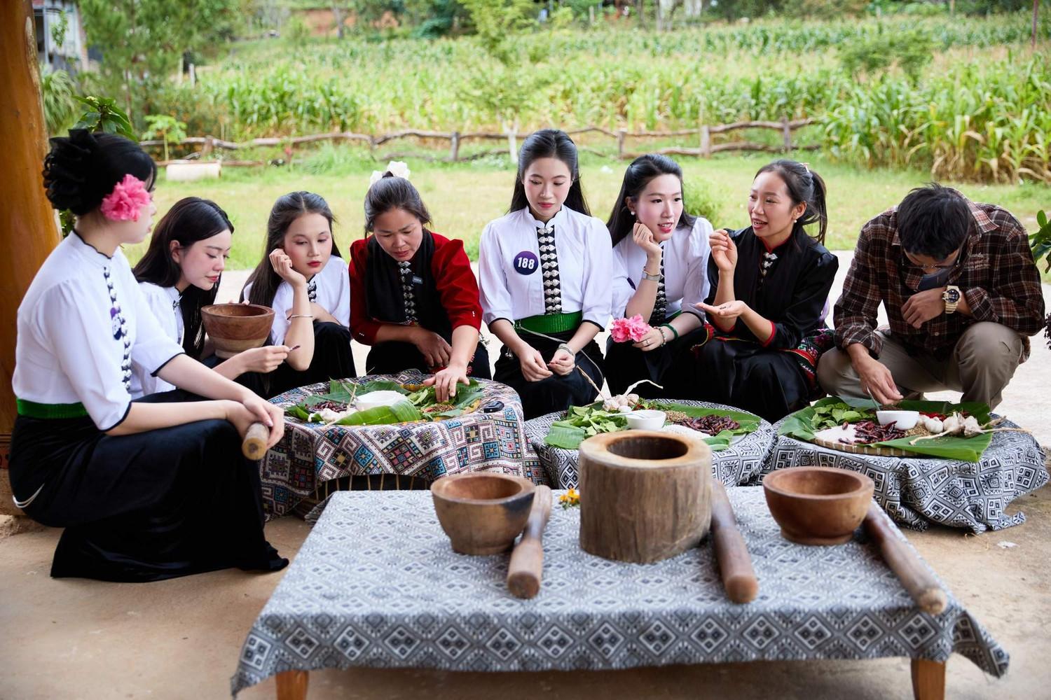 'Top 30 Hoa hậu du lịch dân tộc Việt Nam' hoá thân thành gái Thái, tôn vinh ẩm thực Việt