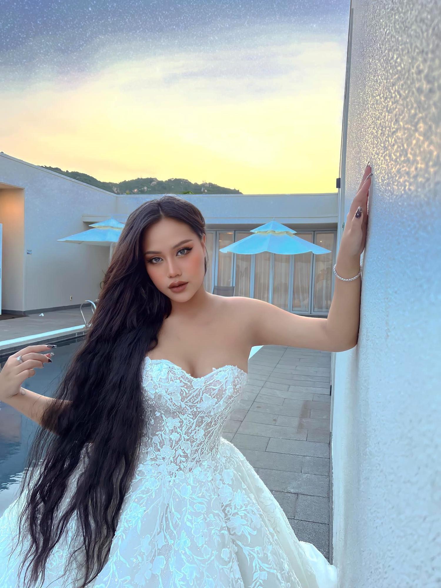 Nữ ca sĩ sốc khi bị khán giả chế giễu thân hình đô con, phải ngừng diễn ở Hà Nội