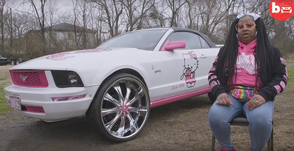 Người phụ nữ Mỹ độ xe cơ bắp Ford Mustang phiên bản… Hello Kitty