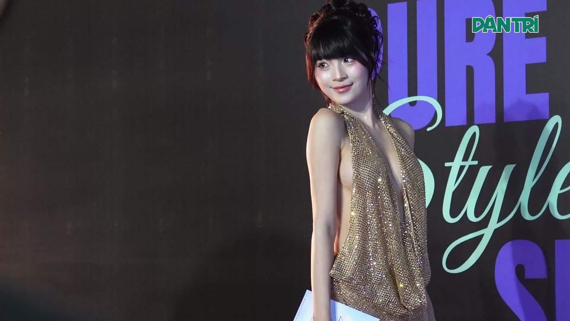 Hoa hậu suýt lộ ngực trên thảm đỏ thời trang ở Hà Nội gây tranh cãi