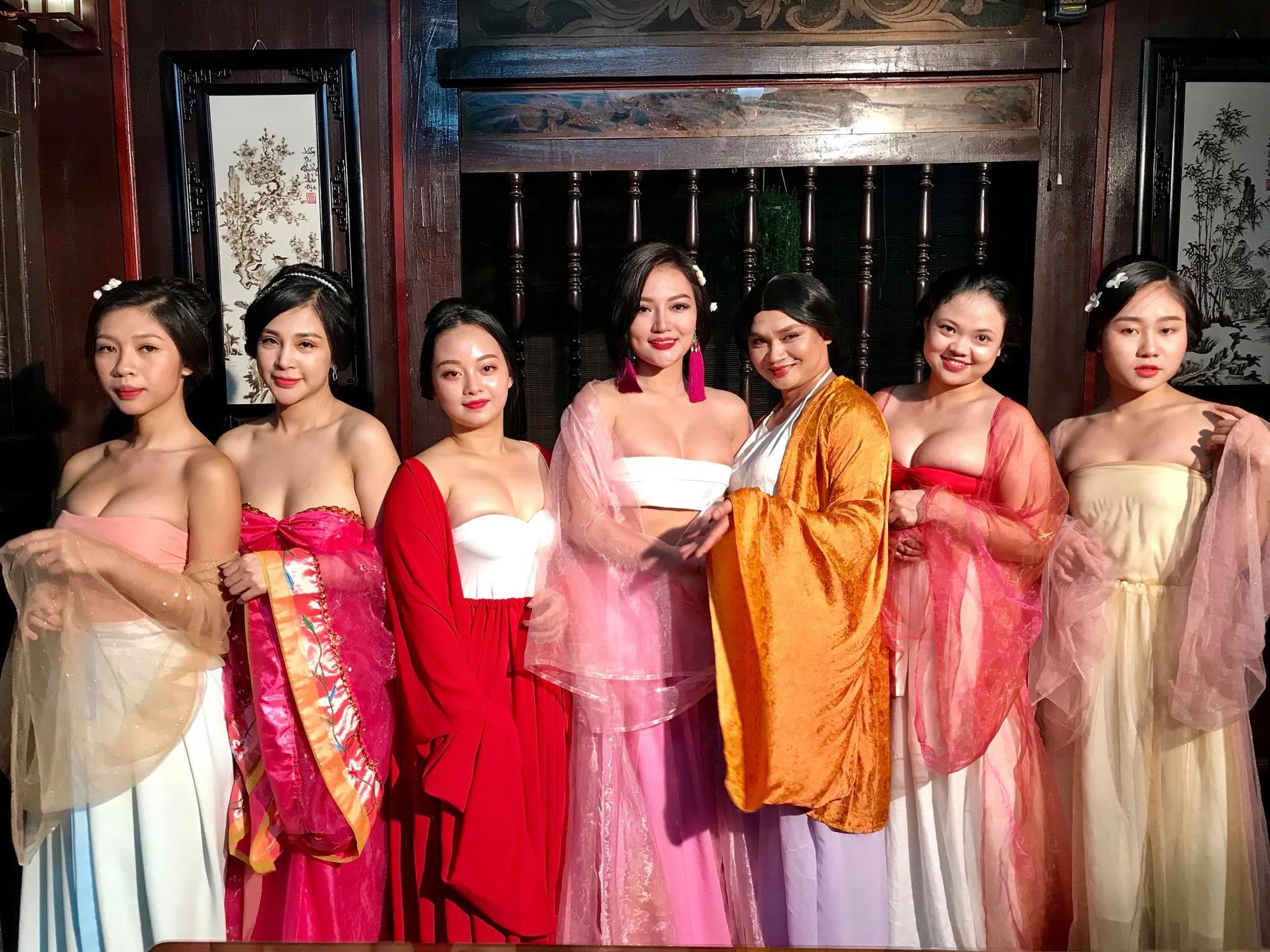 Tân Kim Bình Mai bản Việt gây sốc với cảnh tắm nude