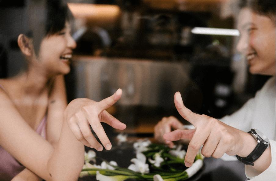 5 Cách tạo dáng Chụp ảnh lãng mạn cho Cặp đôi “hướng nội”