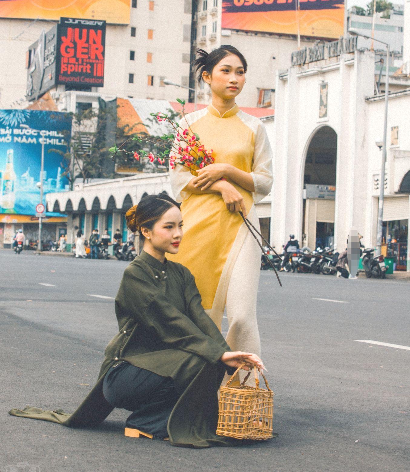 Tạo dáng chụp ảnh áo dài cho 2 người giúp bộ ảnh ấn tượng