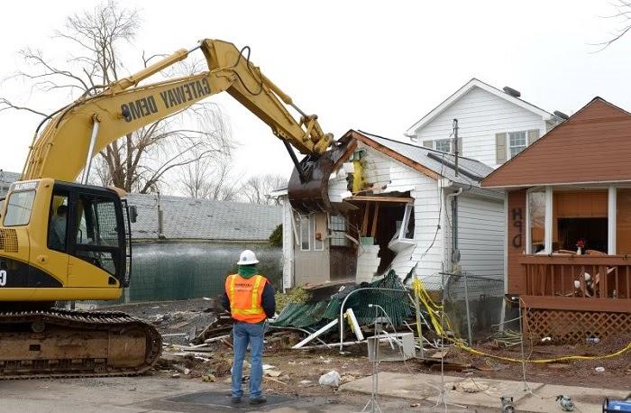 Bảng giá tháo dỡ nhà cũ, công trình, xưởng trọn gói giá rẻ HCM