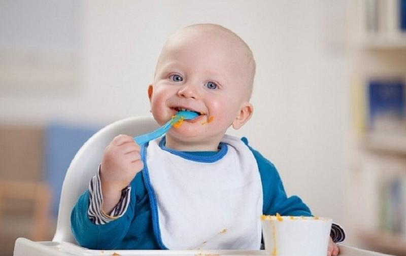 Cách dạy bé tự xúc cơm ăn đơn giản, dễ thực hiện