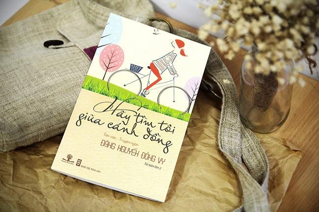 So sánh giống nhau và khác nhau giữa tản văn và tuỳ bút