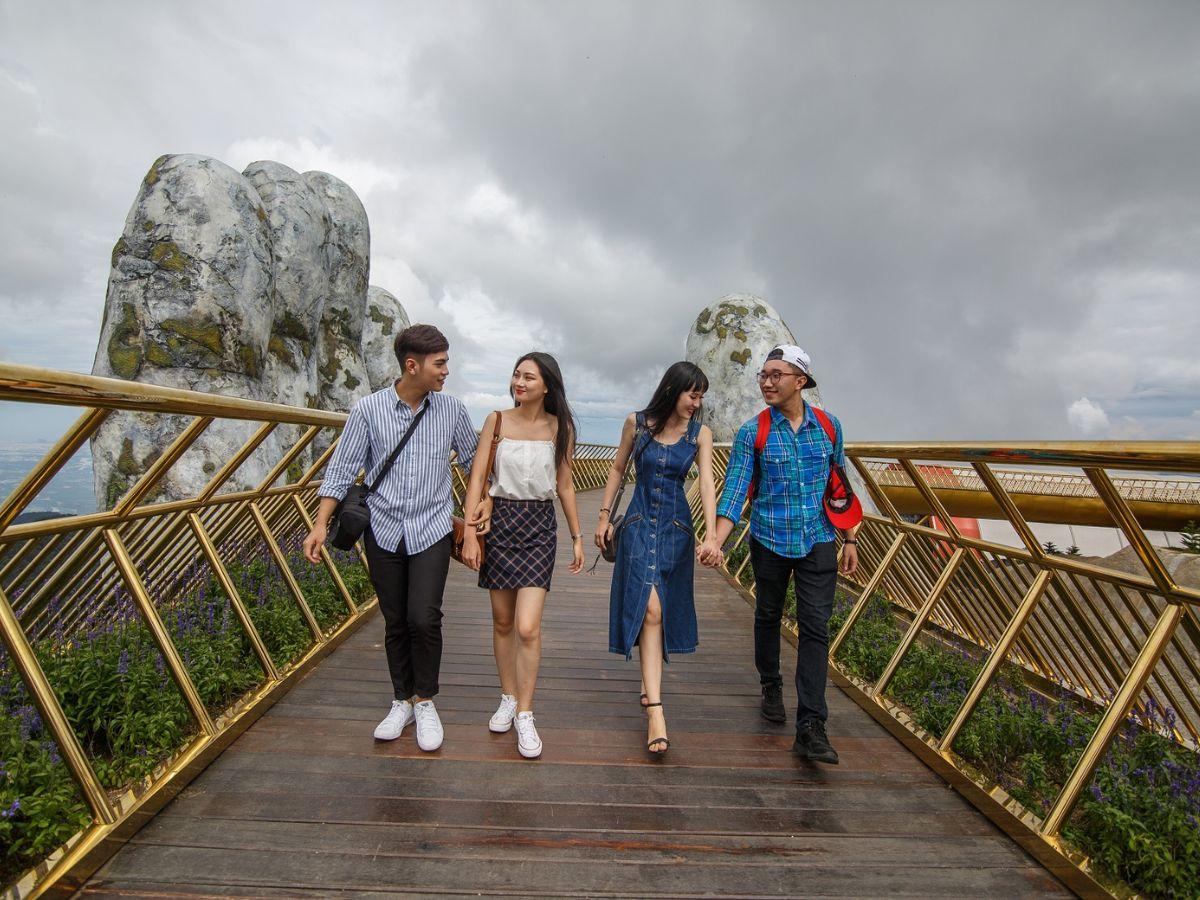 Bật mí cách tạo dáng chụp ảnh ở cầu Vàng, Đà Nẵng đẹp, ấn tượng