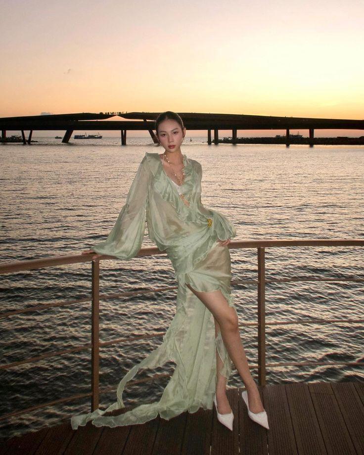 Tạo dáng đi biển cho nữ: 7 pose siêu slay đảm bảo nàng có ảnh đẹp mang về