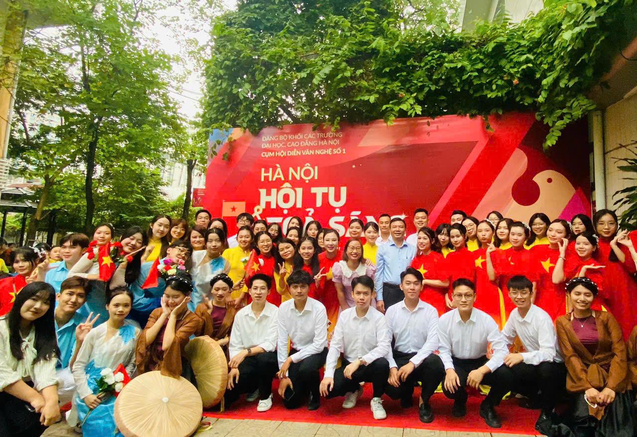 Đội thi Trường Đại học Luật Hà Nội tham dự Hội diễn văn nghệ chào mừng 70 năm ngày giải phóng Thủ đô