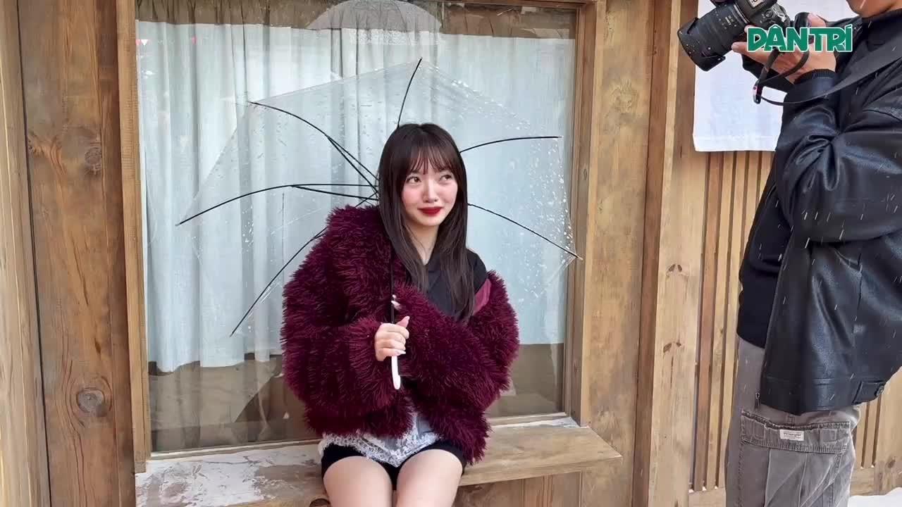 Thiếu nữ Hà Nội "lên đồ" xinh lung linh cho mùa Giáng sinh