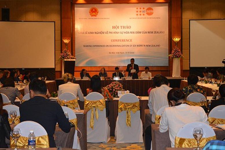 Việt Nam có nên phi hình sự hoá mại dâm?