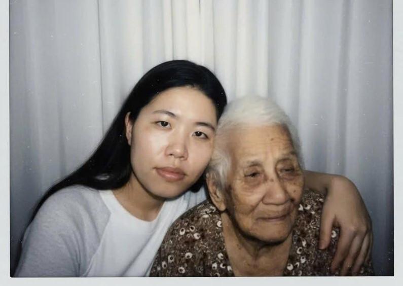 Người trẻ xúc động 'chụp ảnh' cùng người thân đã mất