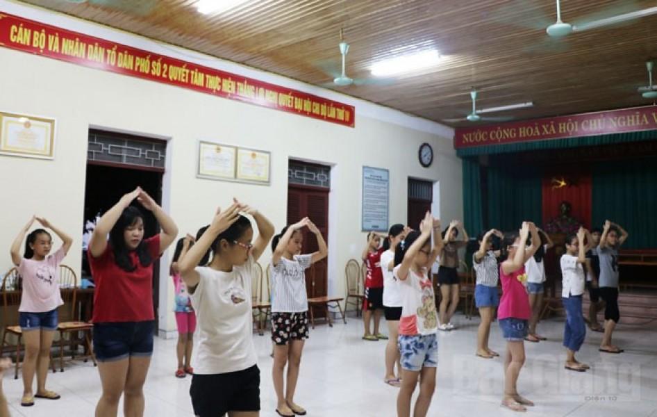 Cha mẹ kêu trời vì ‘chạy’ giấy sinh hoạt hè cho con