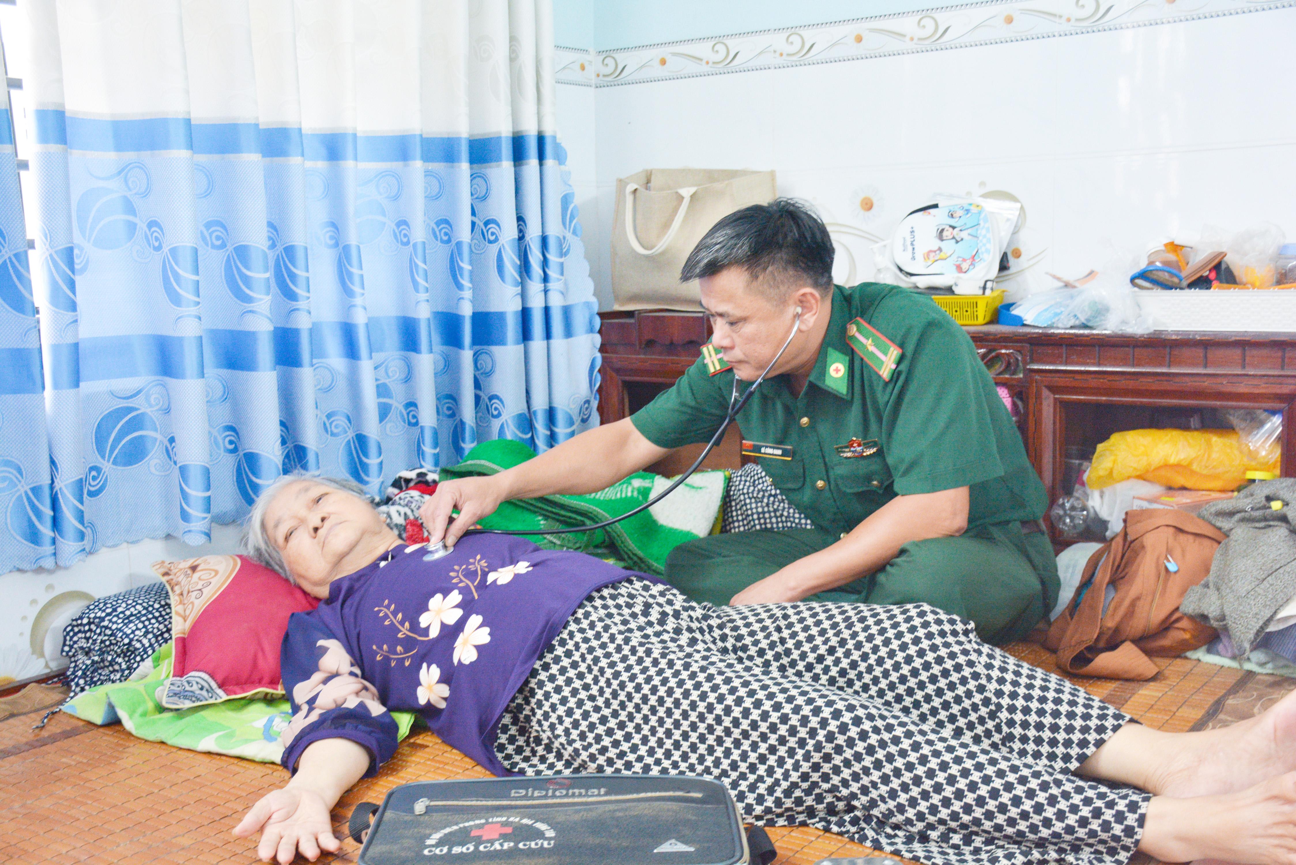 Thầy thuốc mang quân hàm xanh