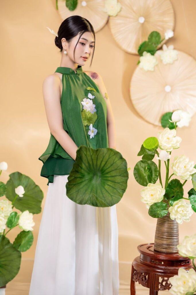 17 tư thế chụp ảnh nghệ thuật với hoa sen mới nhất 2025